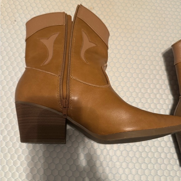 Women’s bootie cowboy boots. - Picture 4 of 6